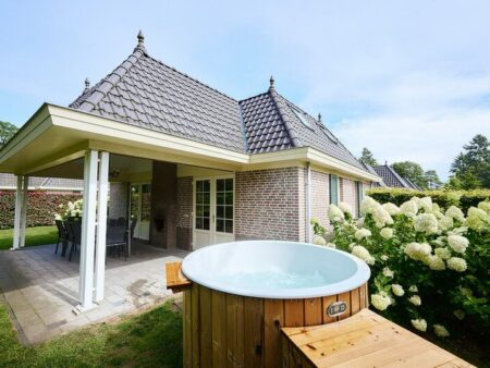 Villa voor 8 personen met spa en buitenhaard op de Veluwe in Voorthuizen